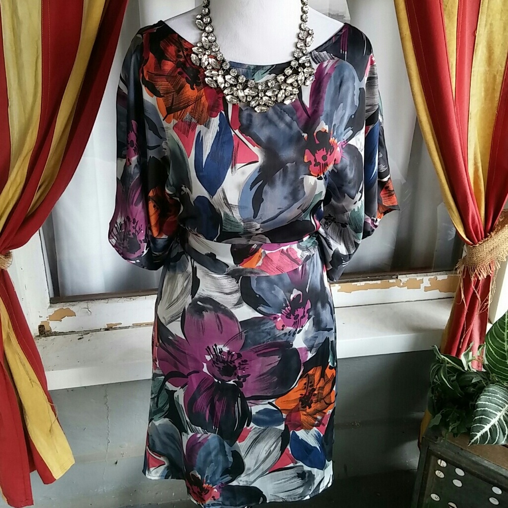 Vertigo gorgeous floral dress size XS Woman's short sleeve short dress tie back